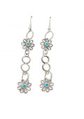 Boucles d'oreilles délicates ornées de fleurs bleues couleur argent