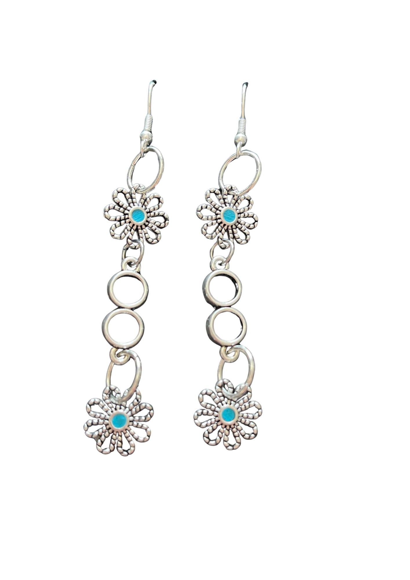 Boucles d'oreilles délicates ornées de fleurs bleues couleur argent