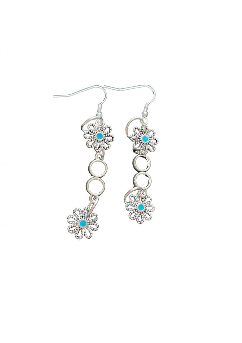Boucles d'oreilles délicates ornées de fleurs bleues couleur argent