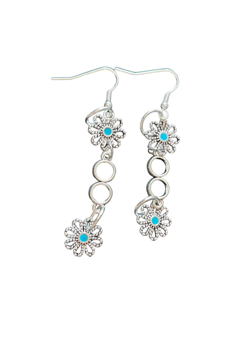Boucles d'oreilles délicates ornées de fleurs bleues couleur argent