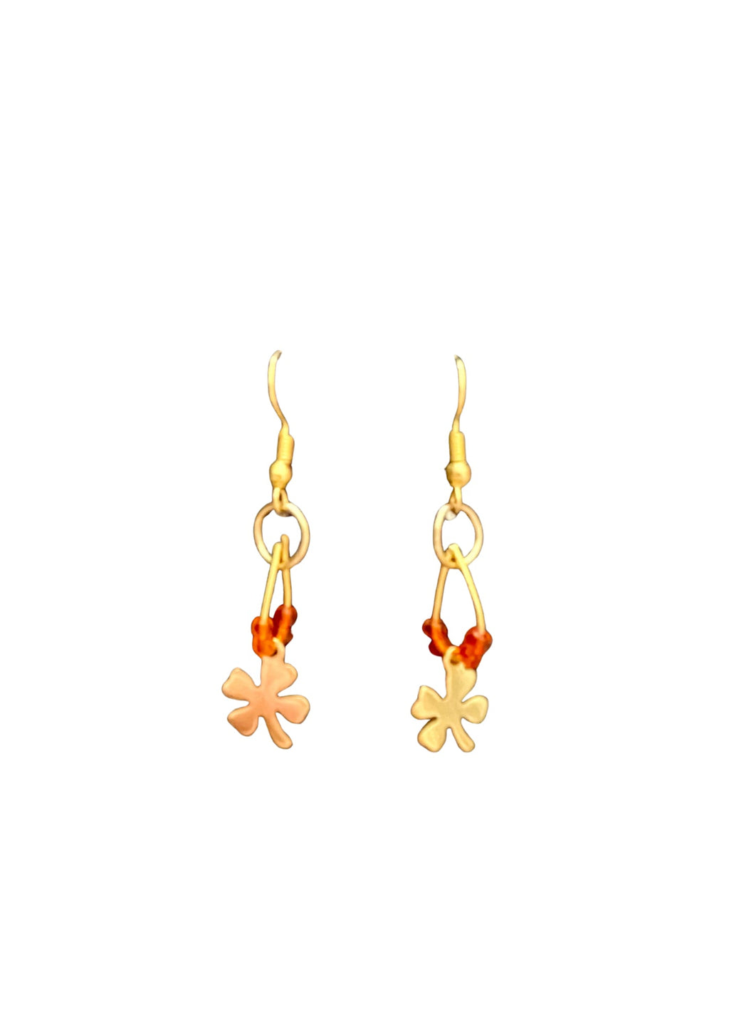 Boucles d'oreilles trèfle doré et perles de rocaille - vue de face