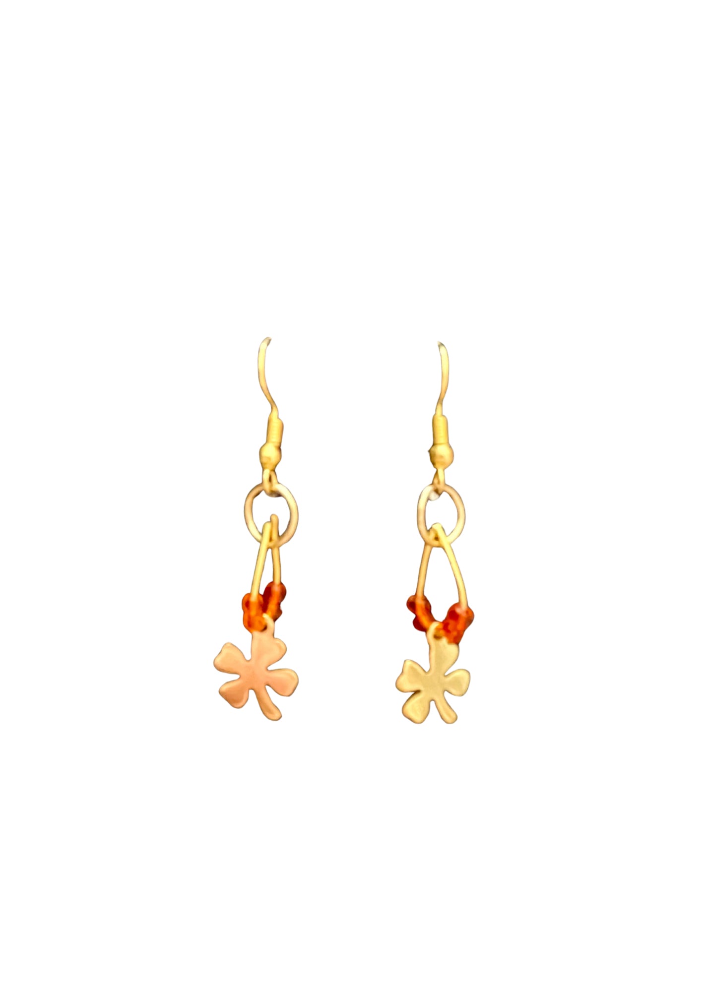 Boucles d'oreilles trèfle doré et perles de rocaille - vue de face