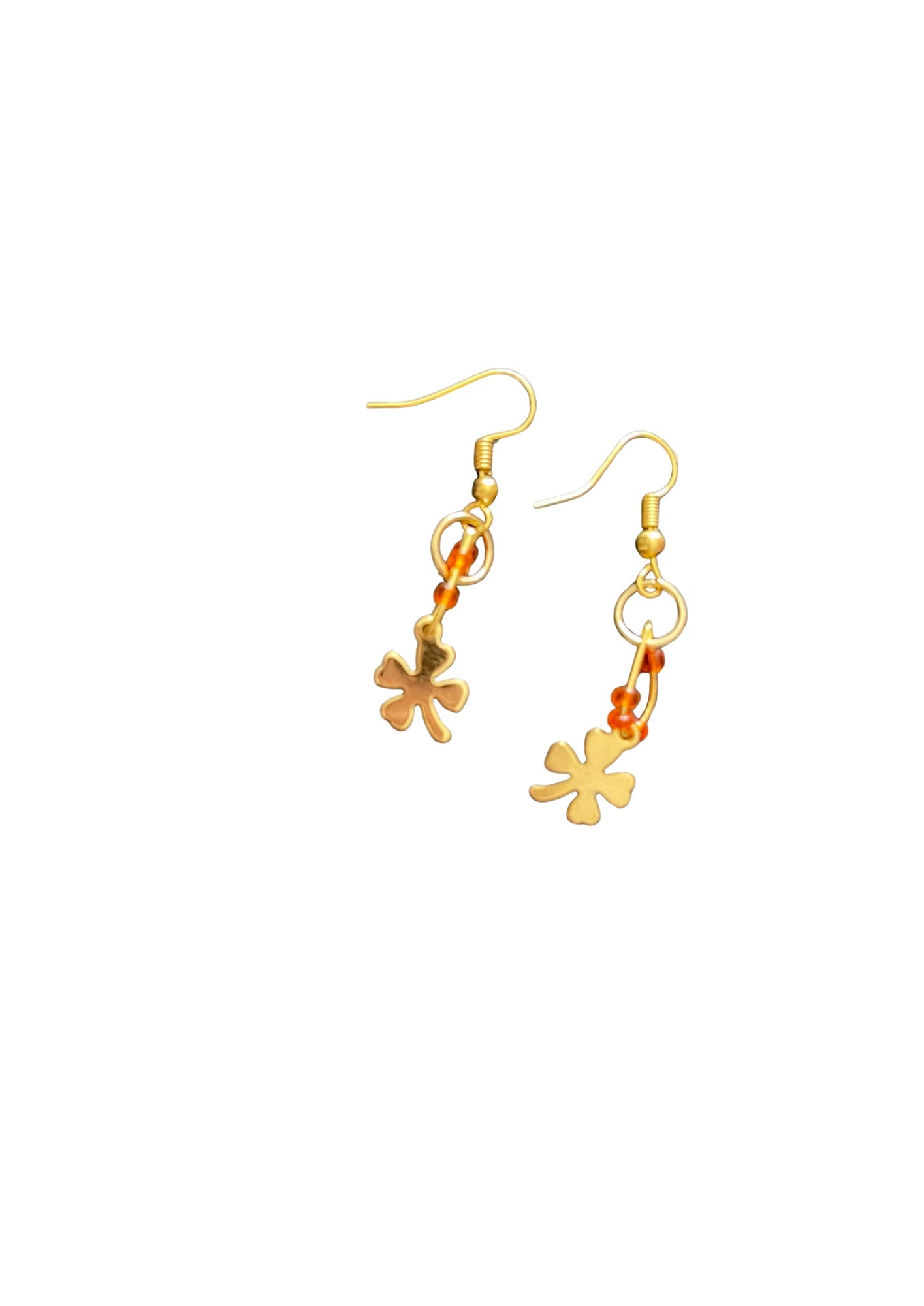 Boucles d'oreilles trèfle doré et perles de rocaille - vue de côté