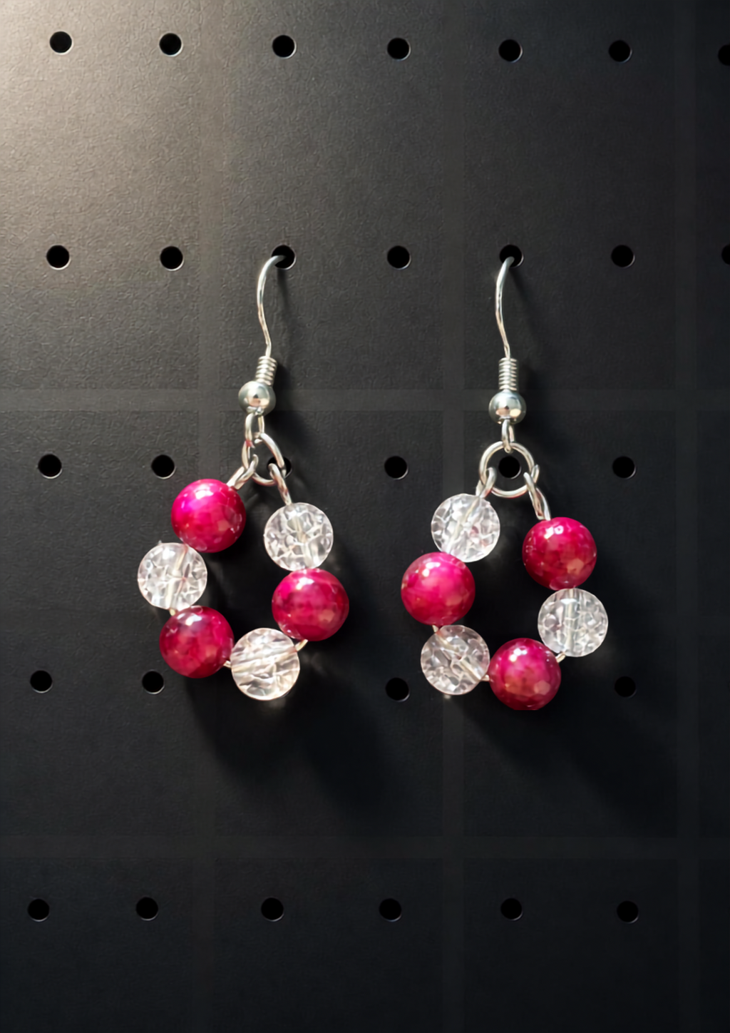 Boucles d'oreilles pendantes en perles d'agate rose fuchsia et cristal craquelé, monture argentée, présentées dans un écrin rose