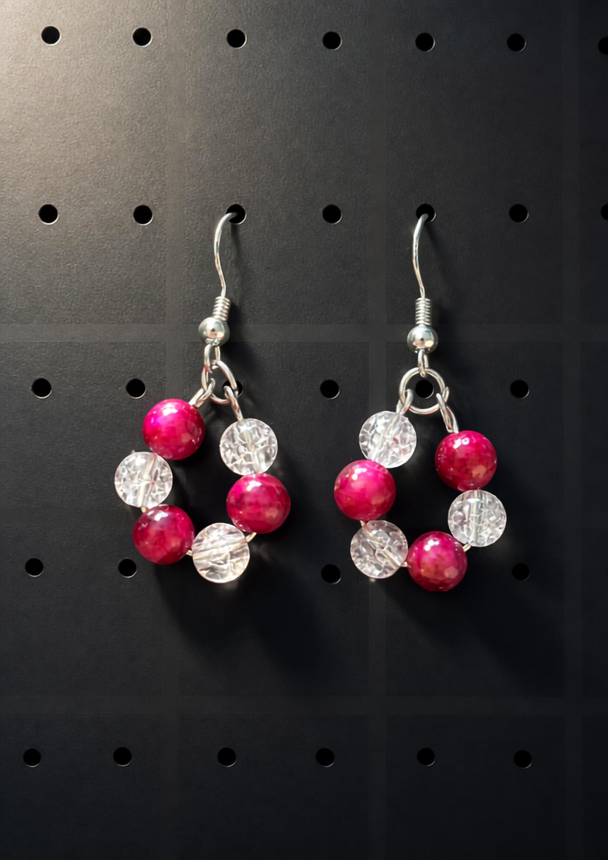 Boucles d'oreilles pendantes en perles d'agate rose fuchsia et cristal craquelé, monture argentée, présentées dans un écrin rose