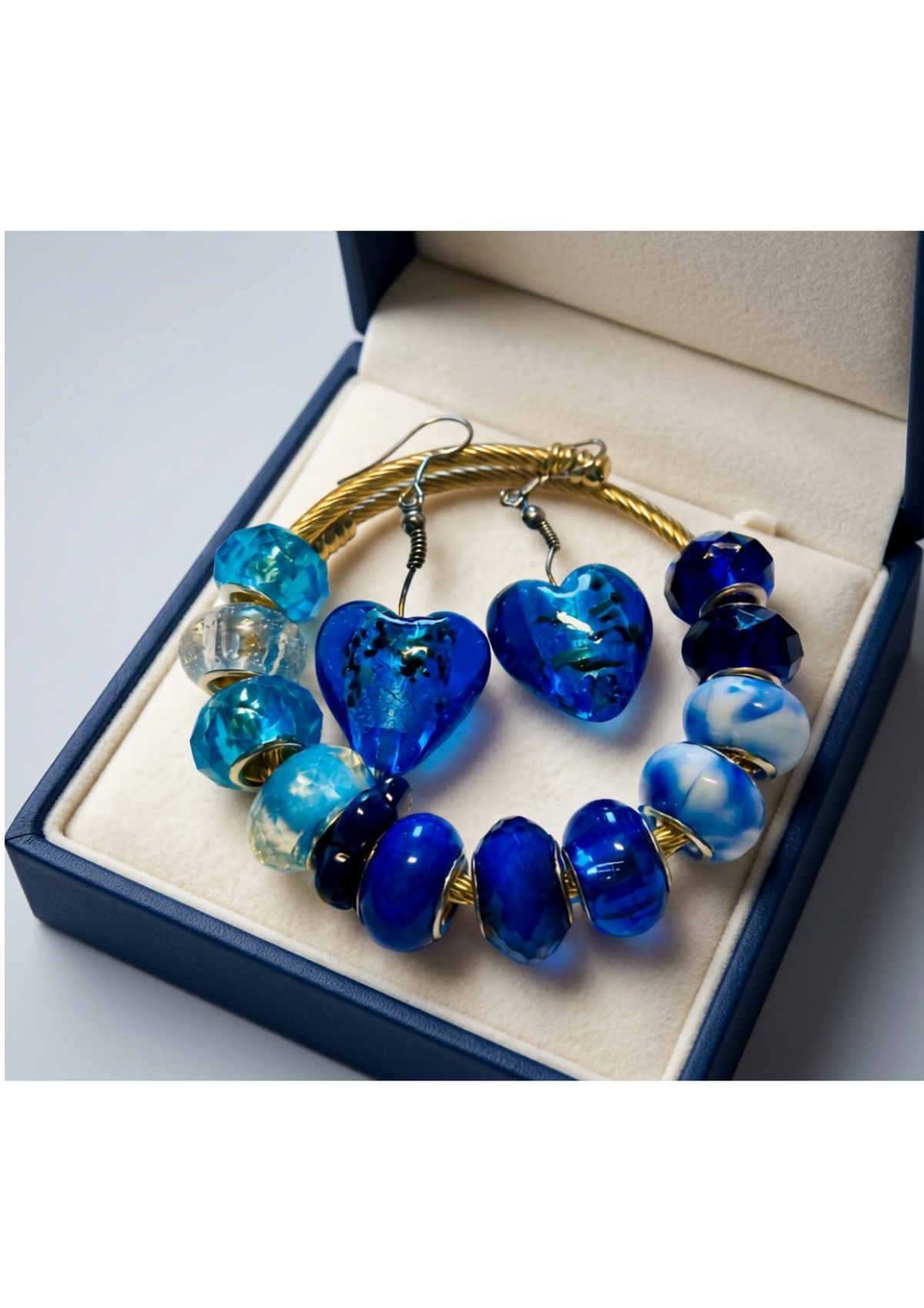 Parure Boucles d’oreilles cœur et Bracelet en perles de verre bleue