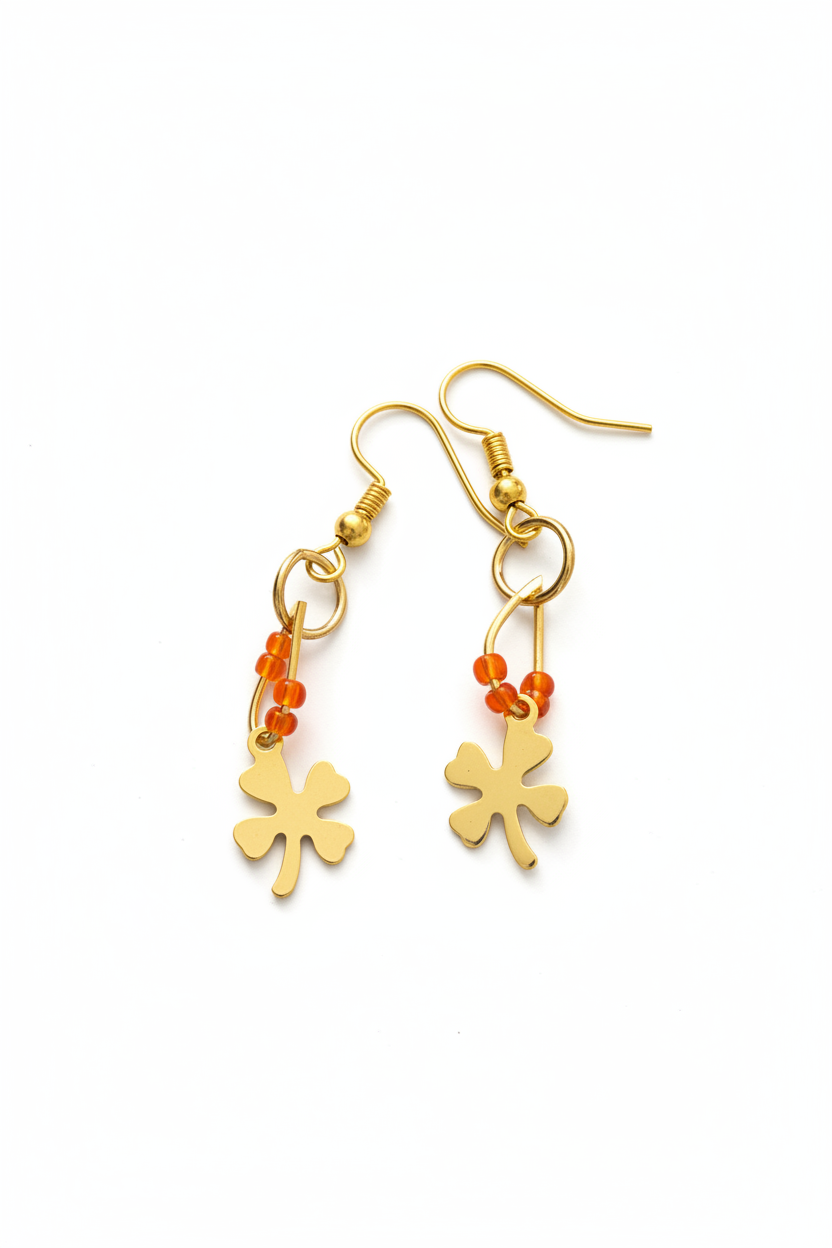 Boucles trèfle doré perles rocaille fond blanc