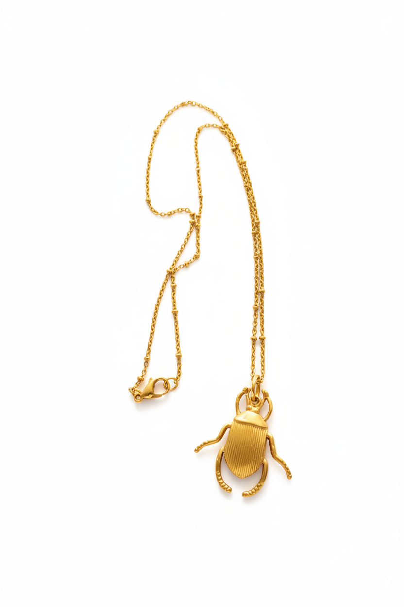 Collier scarabée doré fond blanc