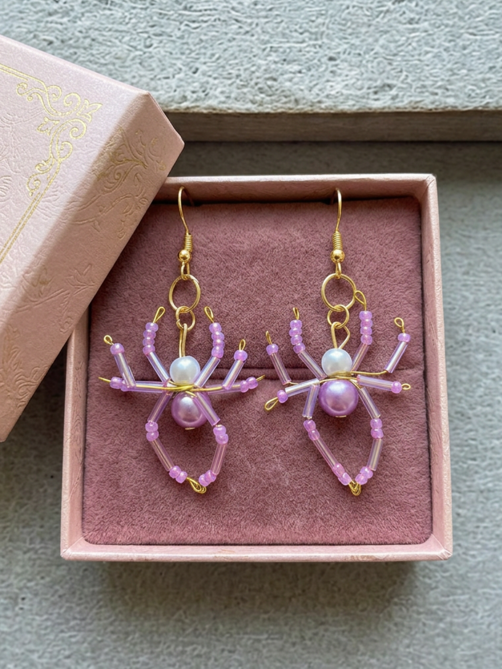 Boucles d’Oreilles Araignée Rose – Perles de Rocaille Faites Main – Creat'joux