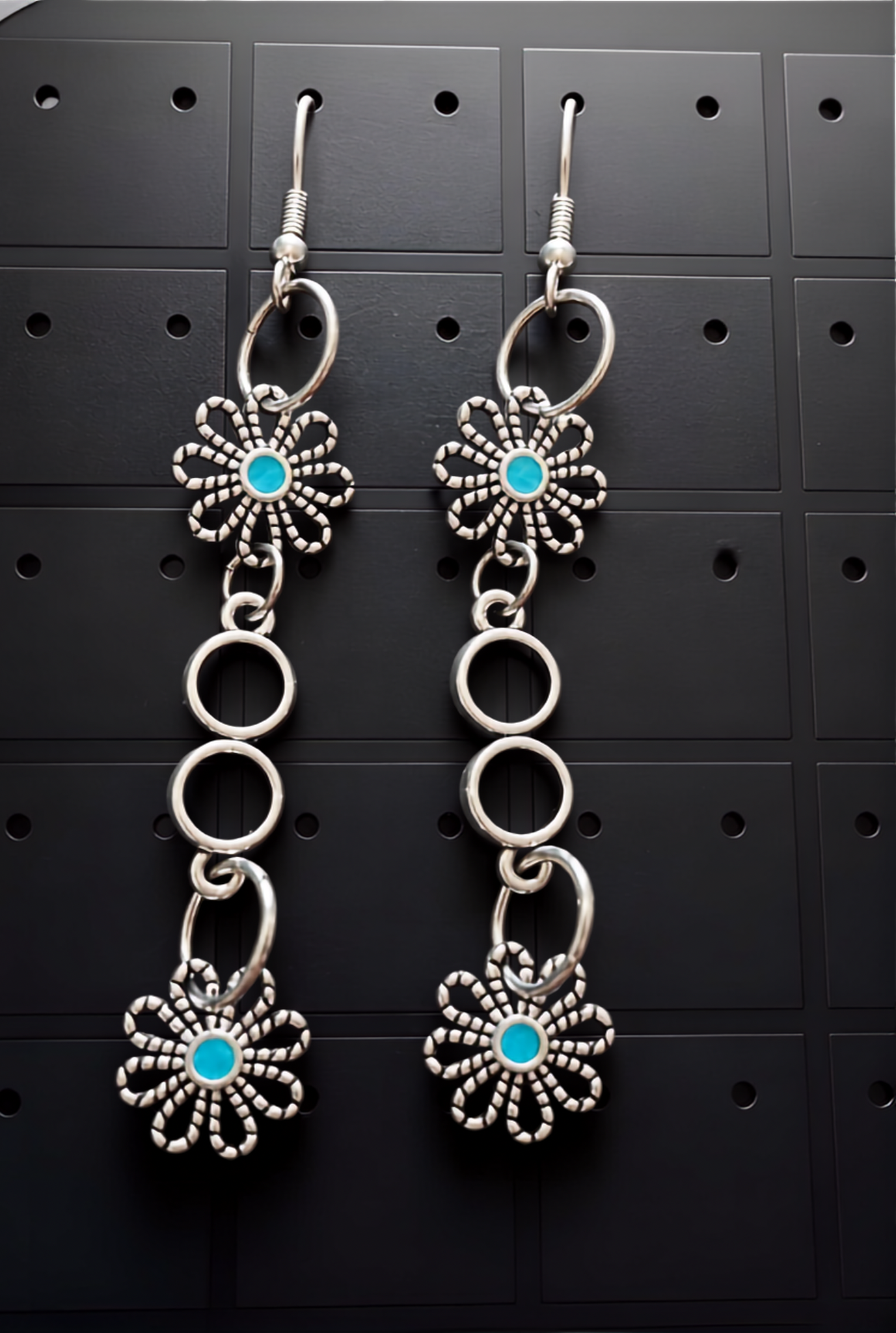 Boucles d'oreilles délicates ornées de fleurs bleues couleur argent