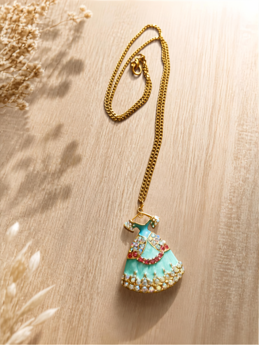Collier plaqué or petite robe bleue