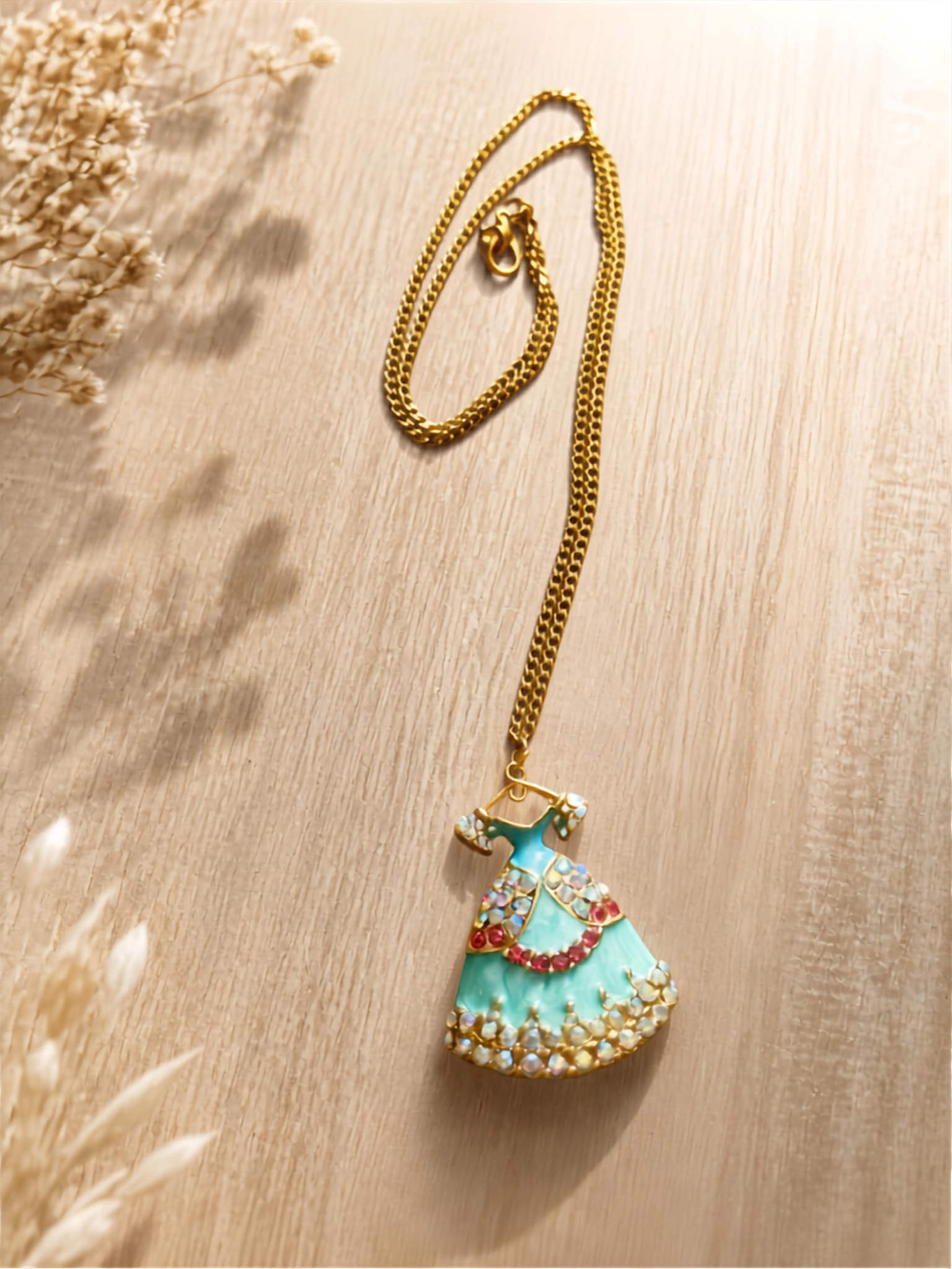 Collier plaqué or petite robe bleue